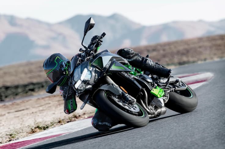 The biggest difference is the Showa Skyhook electronic suspension on the SE The Kawasaki Z H2 cornering shot